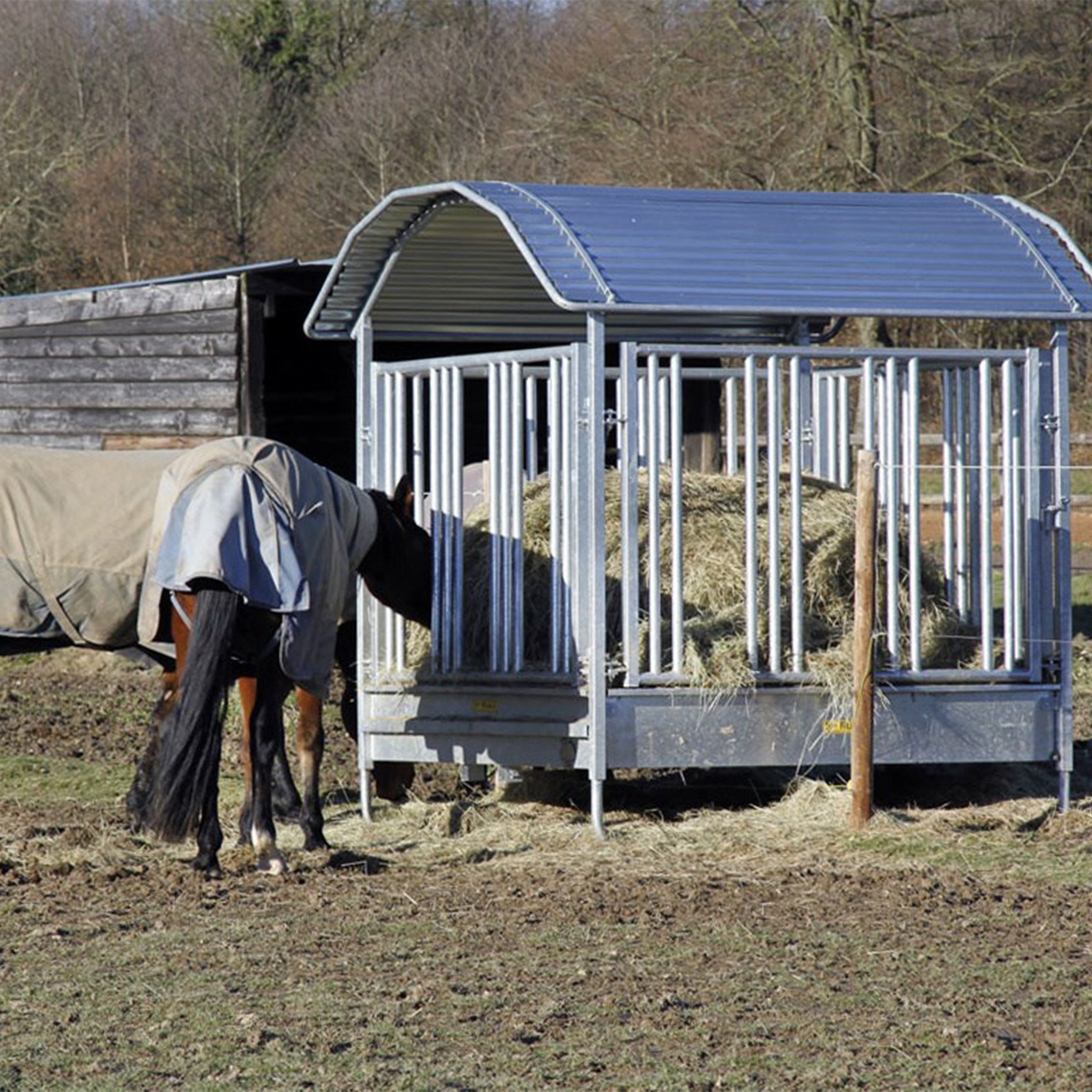 Pferdeviereckfutterraufe 2x2m mit Sicherheitsfressgittern